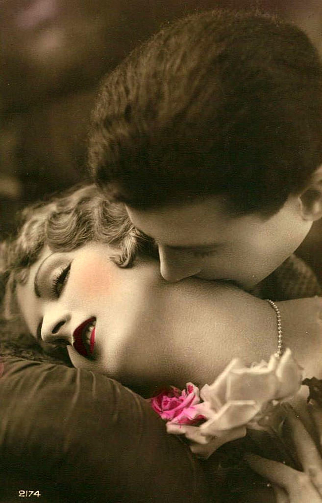 French Postcard Show How To Kiss Romantically from the 1920s (50)