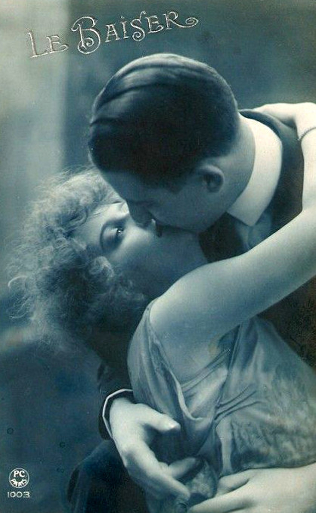 French Postcard Show How To Kiss Romantically from the 1920s (31)