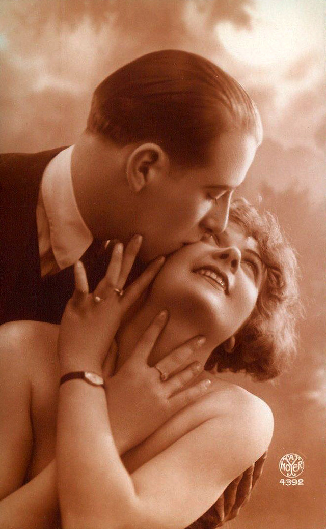 French Postcard Show How To Kiss Romantically from the 1920s (30)