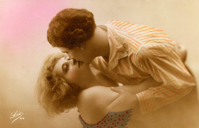 French Postcard Show How To Kiss Romantically from the 1920s (27)