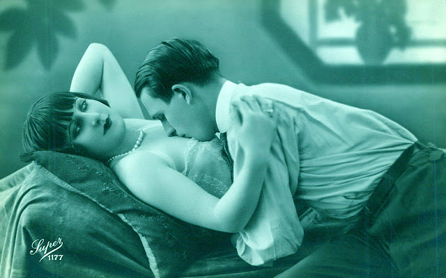 French Postcard Show How To Kiss Romantically from the 1920s (24)