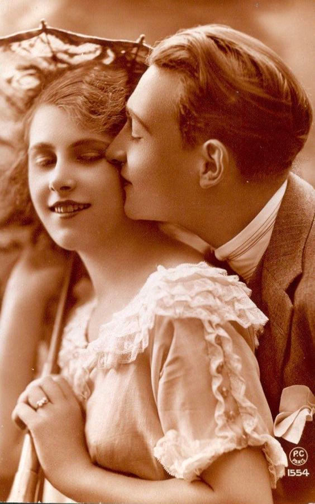 French Postcard Show How To Kiss Romantically from the 1920s (21)