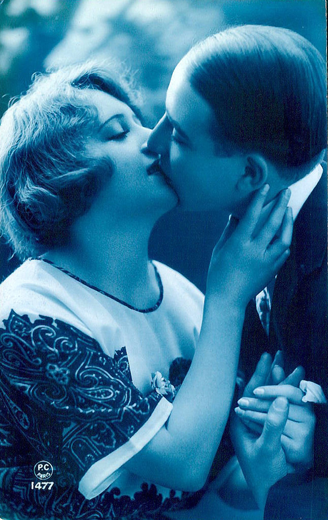 French Postcard Show How To Kiss Romantically from the 1920s (20)