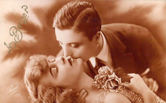 French Postcard Show How To Kiss Romantically from the 1920s (15)