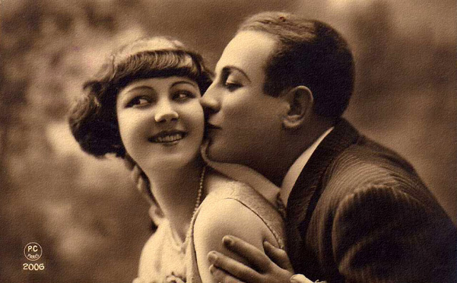 French Postcard Show How To Kiss Romantically from the 1920s (12)