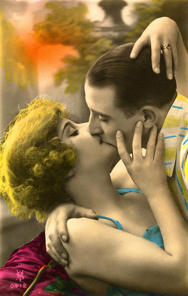French Postcard Show How To Kiss Romantically from the 1920s (7)