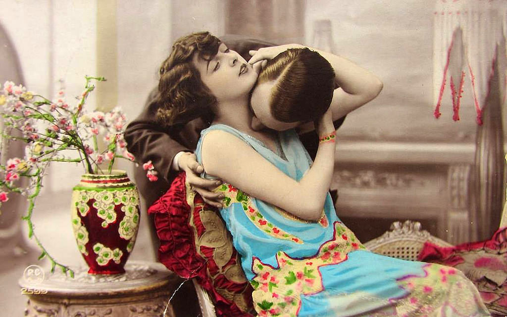 French Postcard Show How To Kiss Romantically from the 1920s (1)